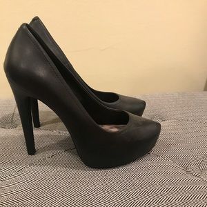 Jessica Simpson pumps